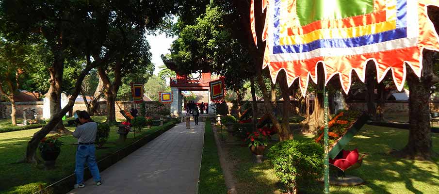 vietnam-hanoi-temple-literature3