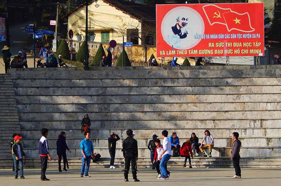 vietnam-flag-billboard-sapa