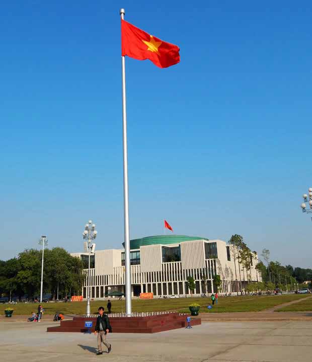 vietnam-flag-mausoleum