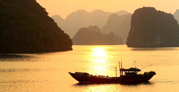 boat-ha-long-bay-vietnam