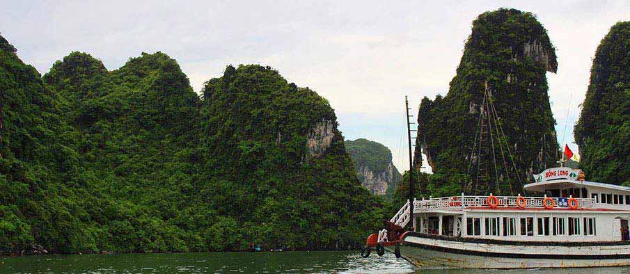 cat-ba-ha-long-vietnam-boat