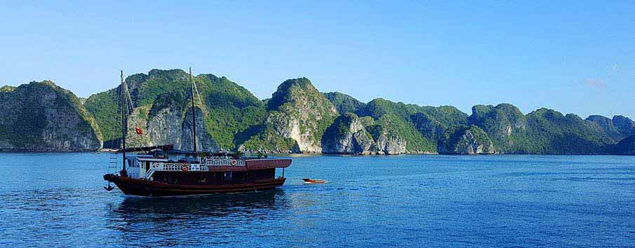 cat-ba-ha-long-vietnam-boat1