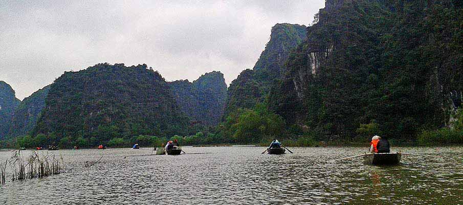 boats-ninh-binh-tam-coc-vietnam