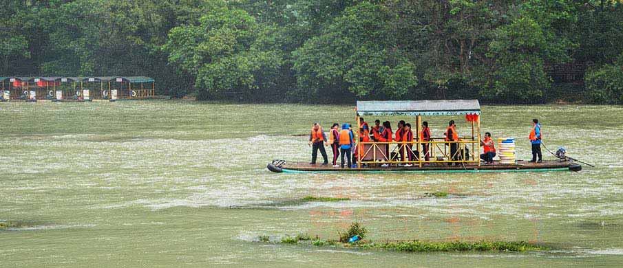 ban-gioc-waterfalls-boat