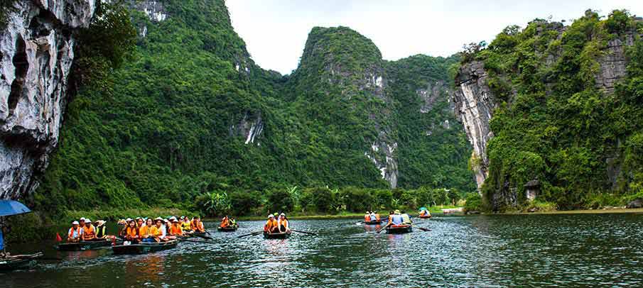 trang-an-landscape-complex-tourists