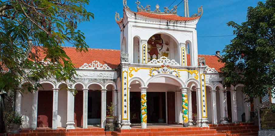 quan-lan-island-vietnam-temple