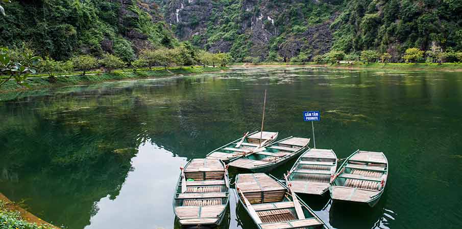 am-tien-pagoda-boats-ninh-binh