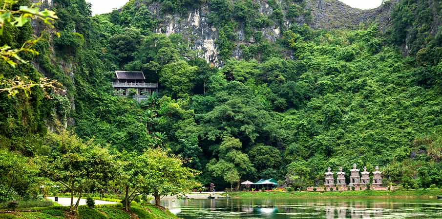 am-tien-pagoda-cave-ninh-binh-vietnam