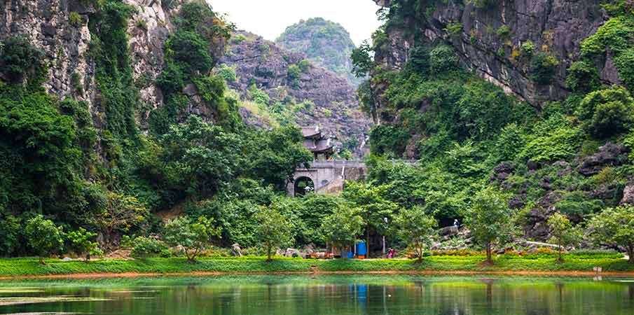 am-tien-pagoda-gate-ninh-binh