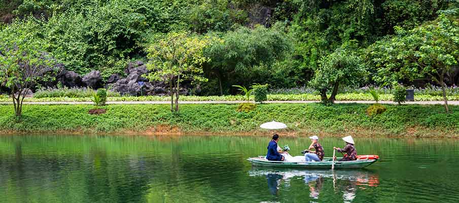 am-tien-pagoda-lake-ninh-binh