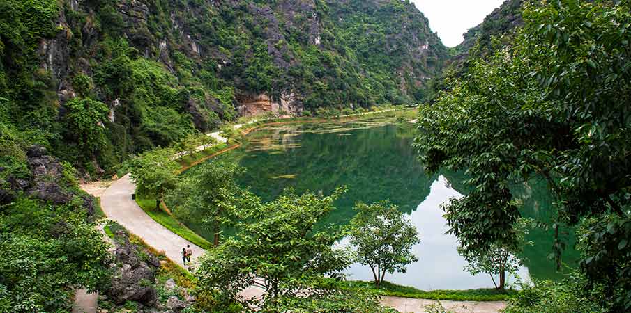 am-tien-pagoda-south-gate-vietnam