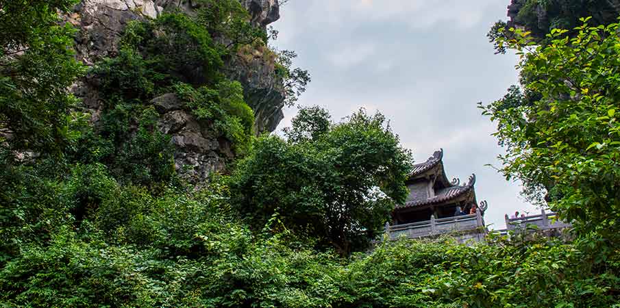 pagoda-am-tien-ninh-binh-vietnam