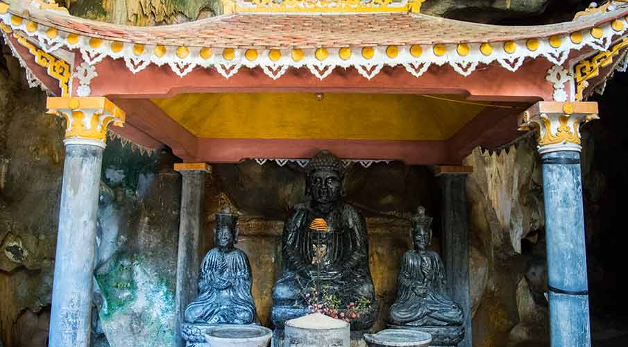 bich-dong-pagoda-buddhist-statue-vietnam