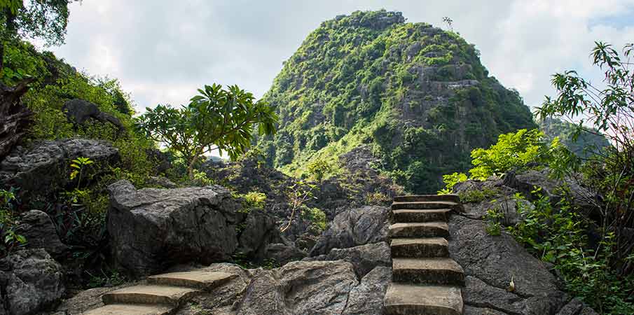 bich-dong-pagoda-stairs-mountain-vietnam