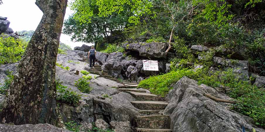 bich-dong-pagoda-stairs-valley-vietnam