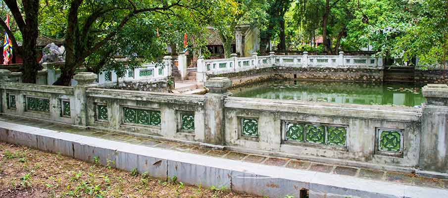 hoa-lu-city-lake-ninh-binh