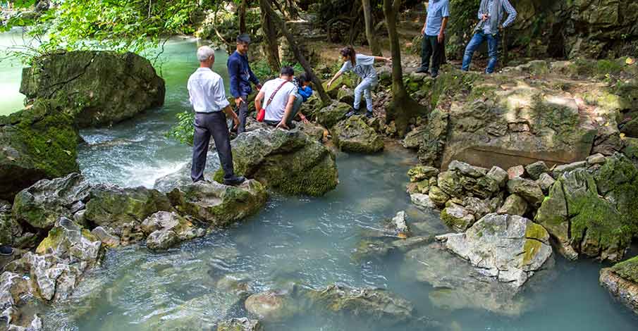 lenin-river-pac-bo-cao-bang-tourists