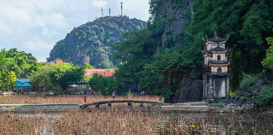 pagoda-bich-dong-entrance-gate-vietnam