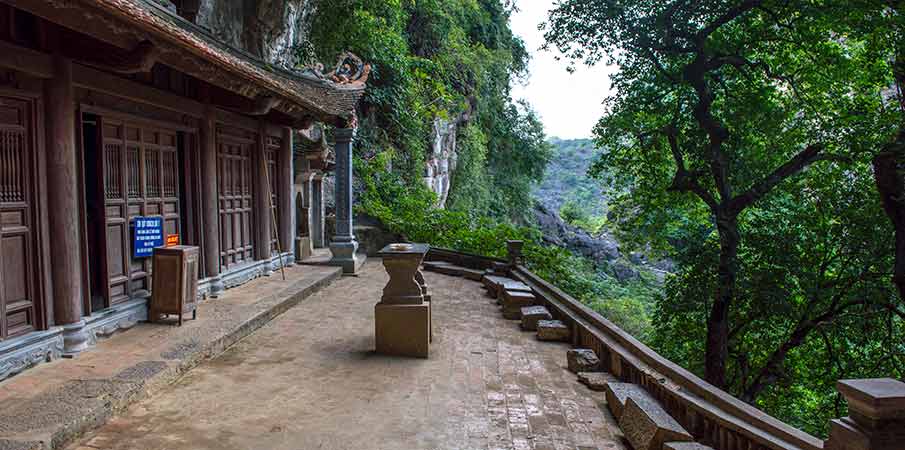 pagoda-bich-dong-mountain-vietnam