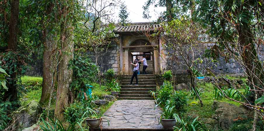 gate-palace-hmong-kings-ha-giang-vietnam