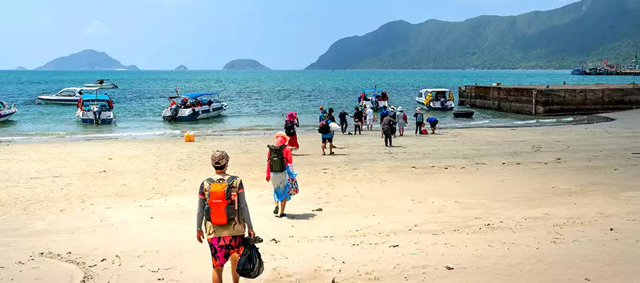 con-dao-island-tourists-vietnam