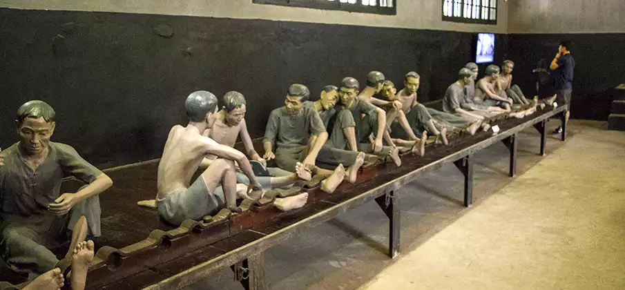 hoa-lo-prison-hanoi-north-vietnam-prisoners