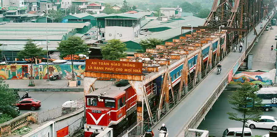 long-bien-bridge-hanoi-vietnam-train