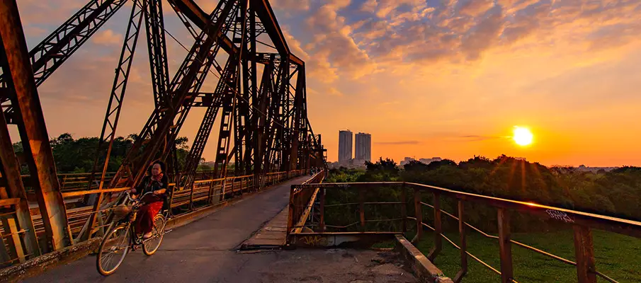 transport-move-long-bien-bridge-sunset