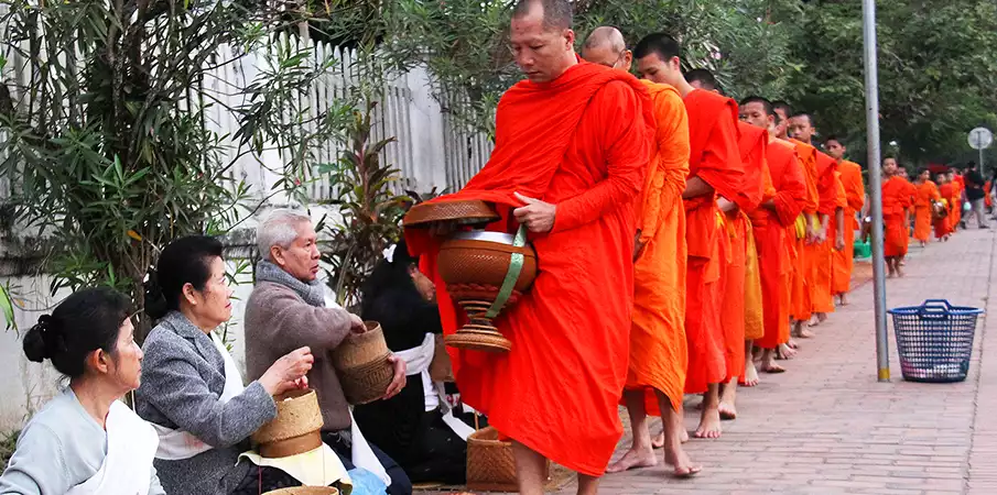 luang-prabang-buddhist-monks-laos