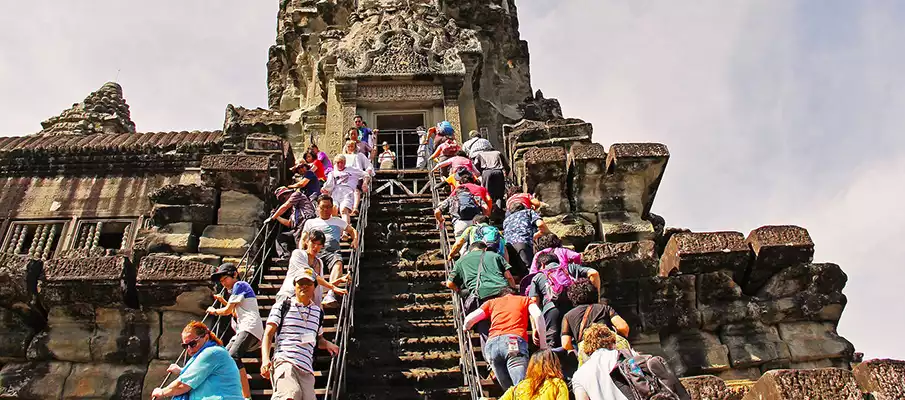 siem-reap-tourists-angkor-wat