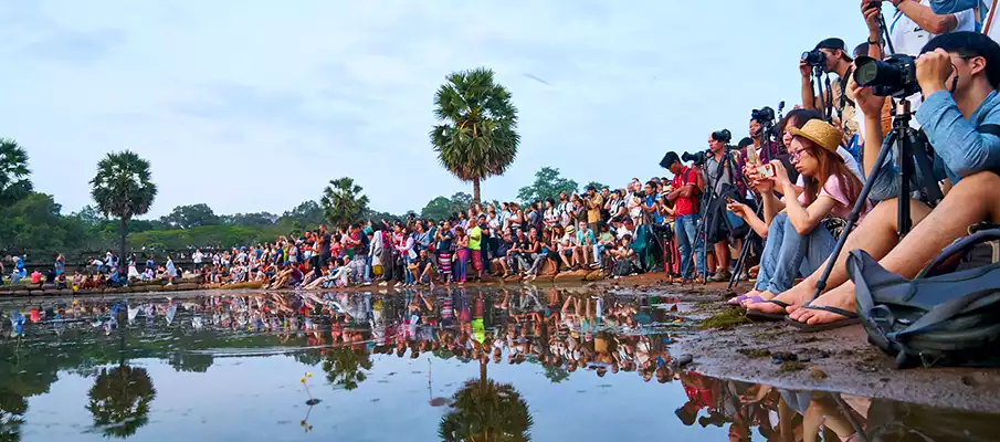 cambodia-angkor-wat-tourists