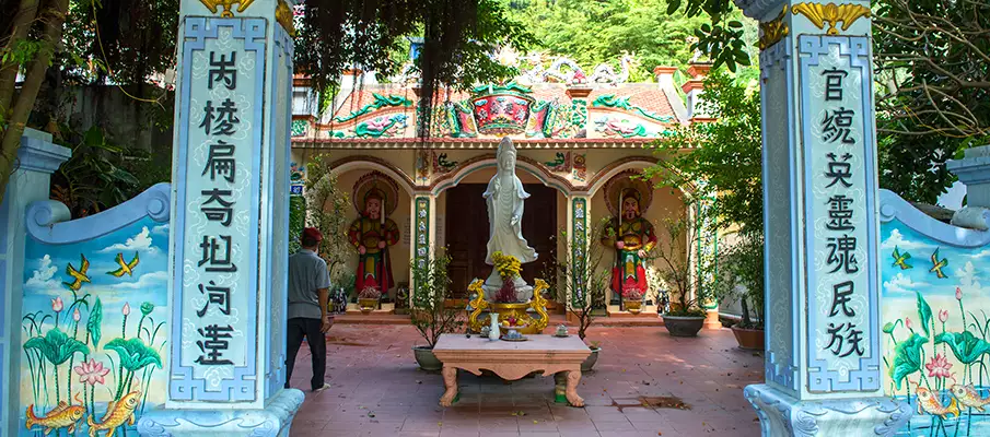 cat-ba-island-chinese-temple-vietnam