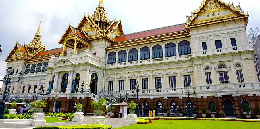 Chakri-Mahaprasat-Throne-Hall-royal-palace