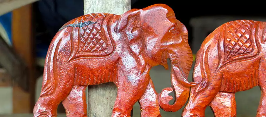 laos-market-gifts-statue-elephant