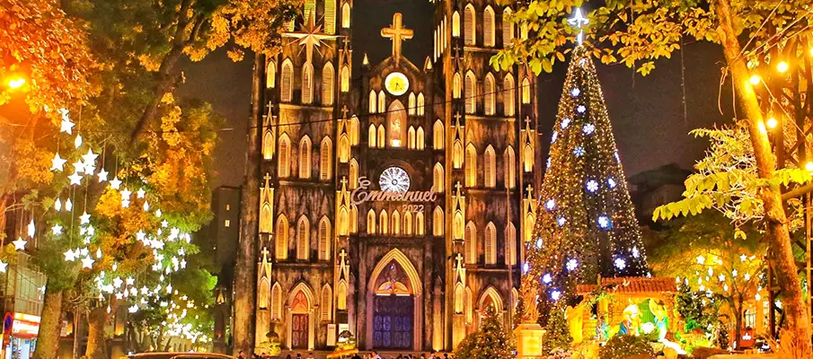 Christmas in downtown Hanoi christmas-vietnam-hanoi-cathedral
