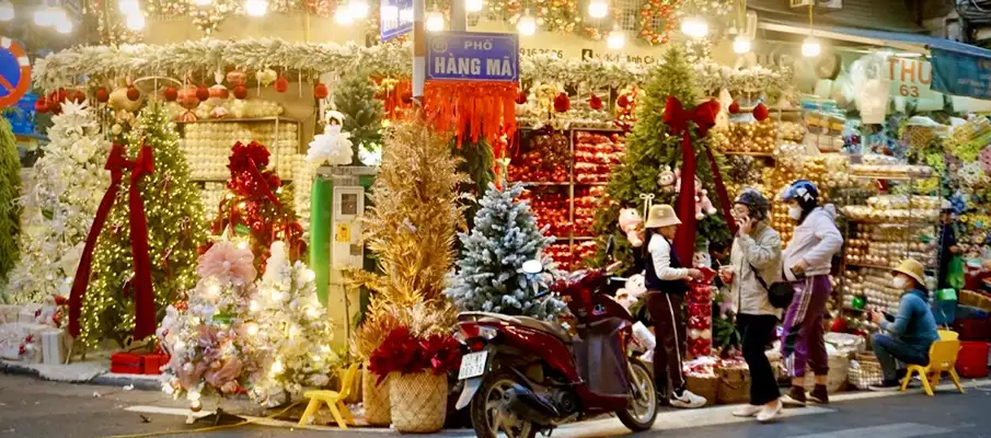 Christmas shop decorations in Hanoi christmas-vietnam-streets-hanoi