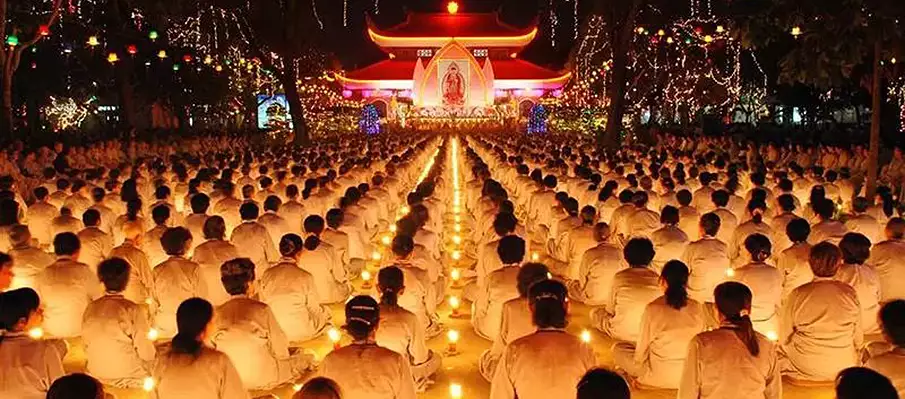 Buddhists during a celebration in Vietnam religion-vietnam-buddhism