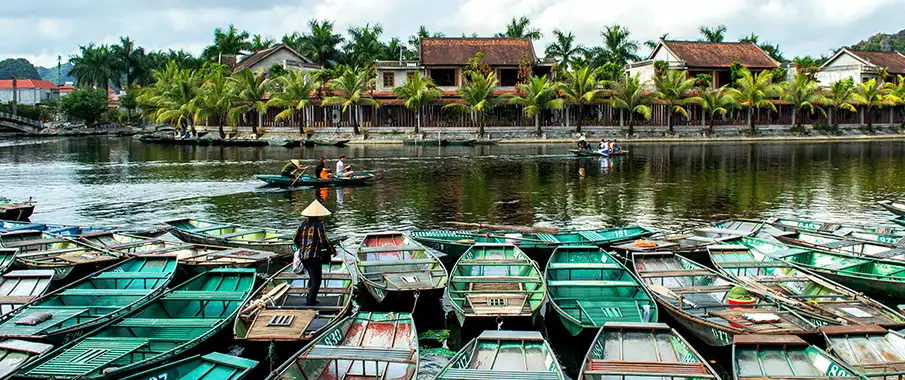 Boat tours in Tam Coc tam-coc-boat-tour-ninh-binh-vietnam