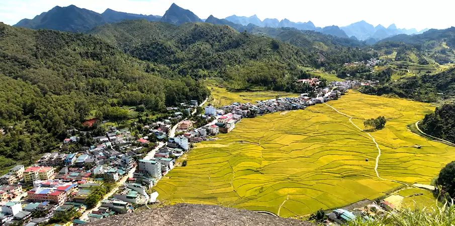 Đồn Cao Viewpoint Above Dong Van, Ha Giang Đồn Cao viewpoint overlooking Dong Van Ancient Town in Ha Giang, Vietnam