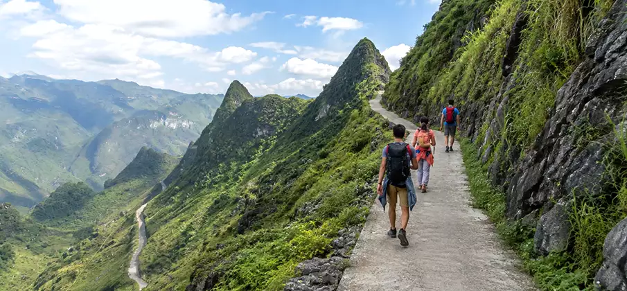 Ma Pi Leng Sky Path in Ha Giang, Vietnam Tourists walking along the Ma Pi Leng Sky Path above the Ha Giang mountains